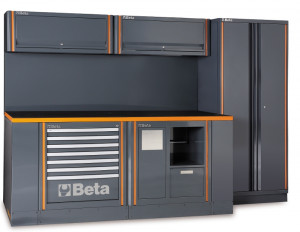 BETA C55AB autotallin kalusteyhdistelmä työtasolla, laatikostoilla, jätehuoltoyksiköllä, yläkaapeilla ja pariovellisella komerolla. Oranssi reunalista. Mitat 2850X2000x760mm